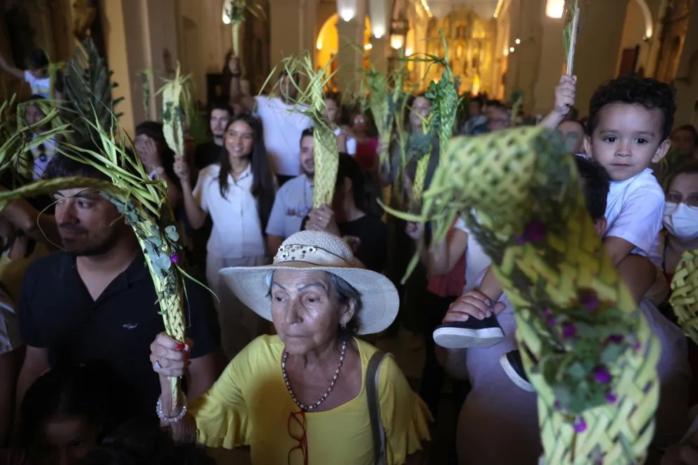 Personas participan en la celebración del Domingo de Ramos en la Catedral Metropolitana de Asunción (Paraguay). Foto: EFE