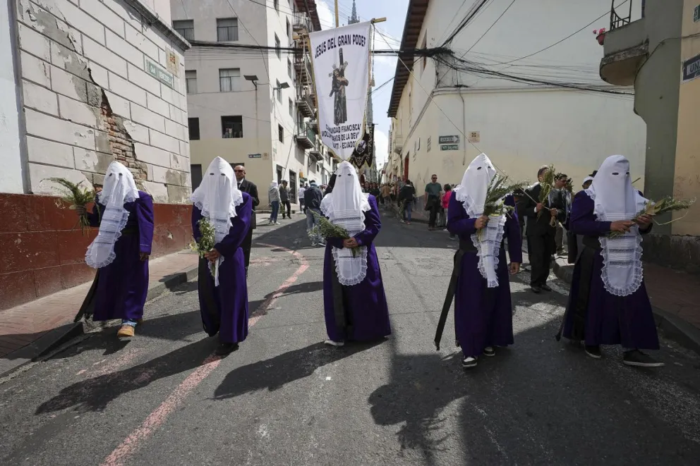 'Cucuruchos' participan en una procesión durante la celebración del Domingo de Ramos en el inicio de las festividades de la Semana Santa, en Quito (Ecuador). Foto:  EFE