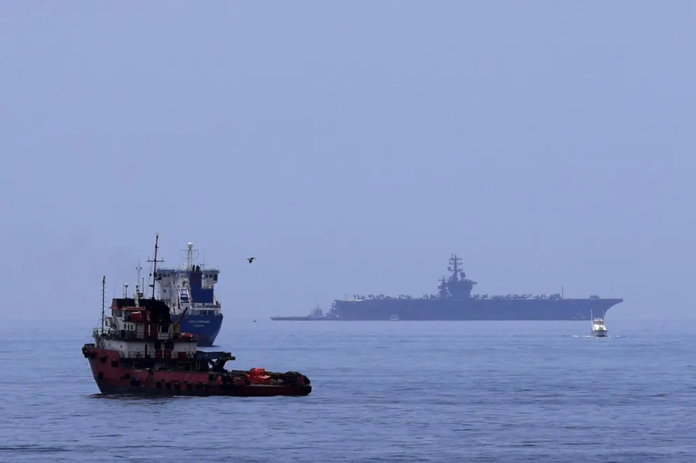 Fotografía del portaviones de Estados Unidos USS Nimitz a su llegada este domingo a Ciudad de Panamá (Panamá). Foto: EFE