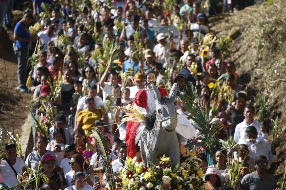 Personas participan en la procesión del Domingo de Ramos en Nahuizalco, El Salvador. Foto: EFE