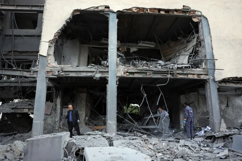 La oficina destruida de la cadena de televisión catarí Al Araby tras un bombardeo en el norte de Teherán. Foto: EFE