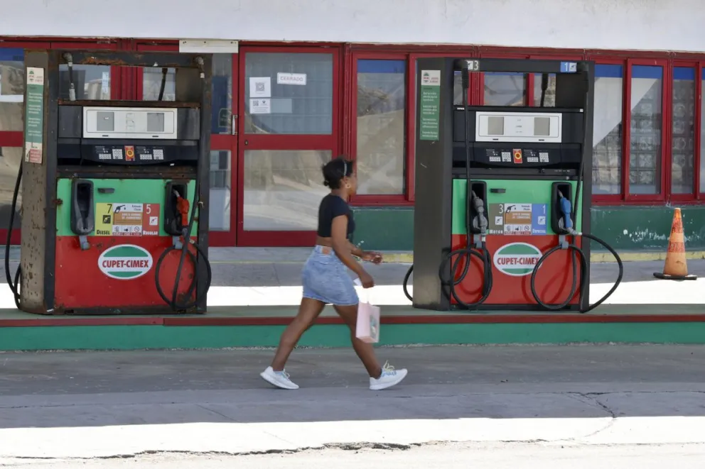 Una persona pasa frente a una gasolinera en La Habana (Cuba), el pasado viernes 27 de marzo de 2026. Foto: EFE 