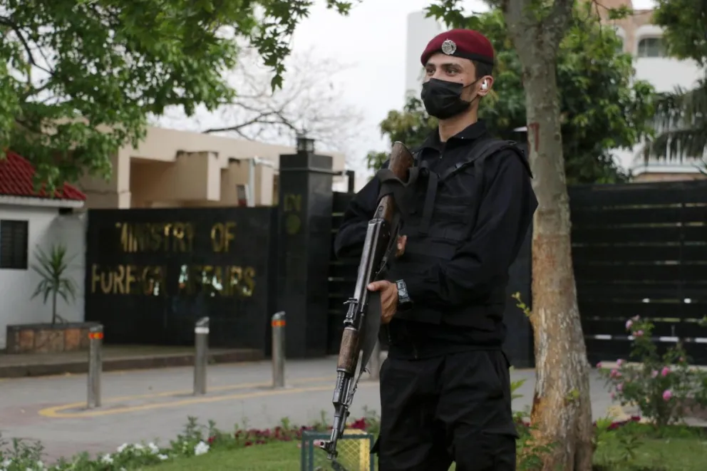Un funcionario de seguridad pakistaní vigila en el exterior del Ministerio de Asuntos Exteriores en Islamabad, Pakistán, el 29 de marzo de 2026. Foto: EFE 