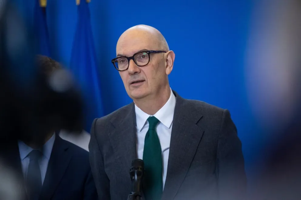 El ministro francés de Finanzas, Roland Lescure, habla con los medios de comunicación. Foto: EFE