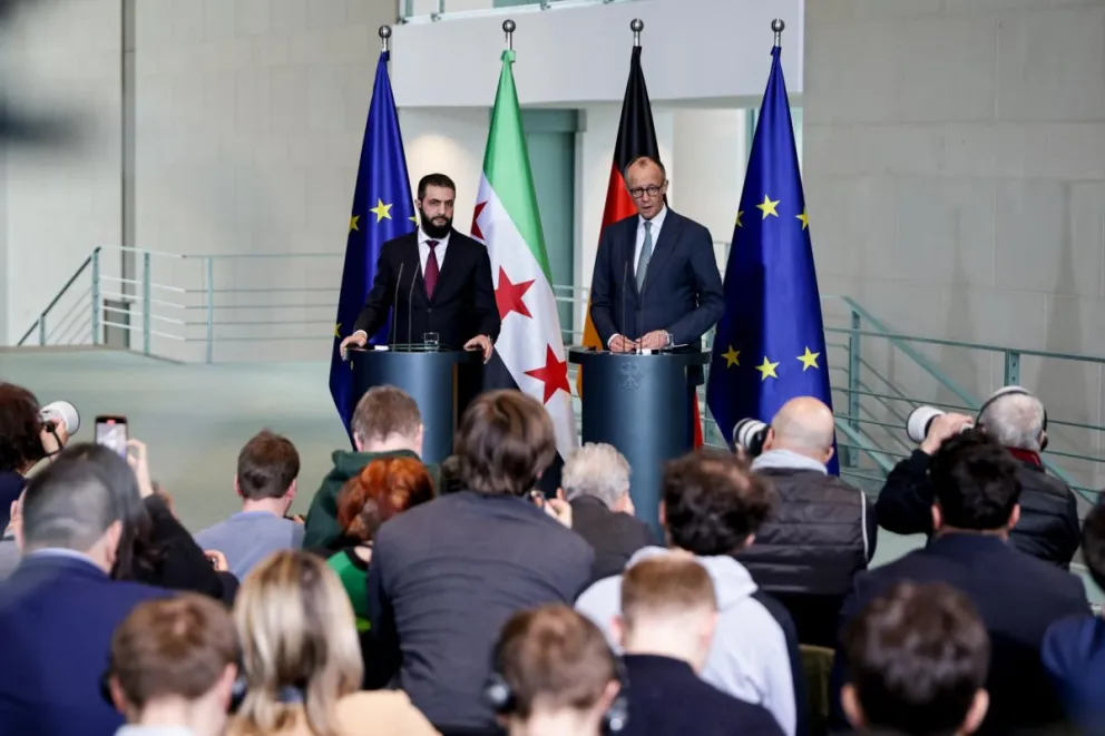 El canciller alemán Friedrich Merz (a la derecha) y el presidente sirio Ahmed al-Sharaa (a la izquierda) asisten a una rueda de prensa conjunta durante su reunión en la Cancillería Federal en Berlín, Alemania, 30 de marzo de 2026. Foto: EFE