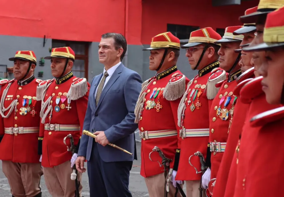 El presidente Rodrigo Paz durante su visita al Regimiento “Colorados de Bolivia”. Foto: RRSS del mandatario 