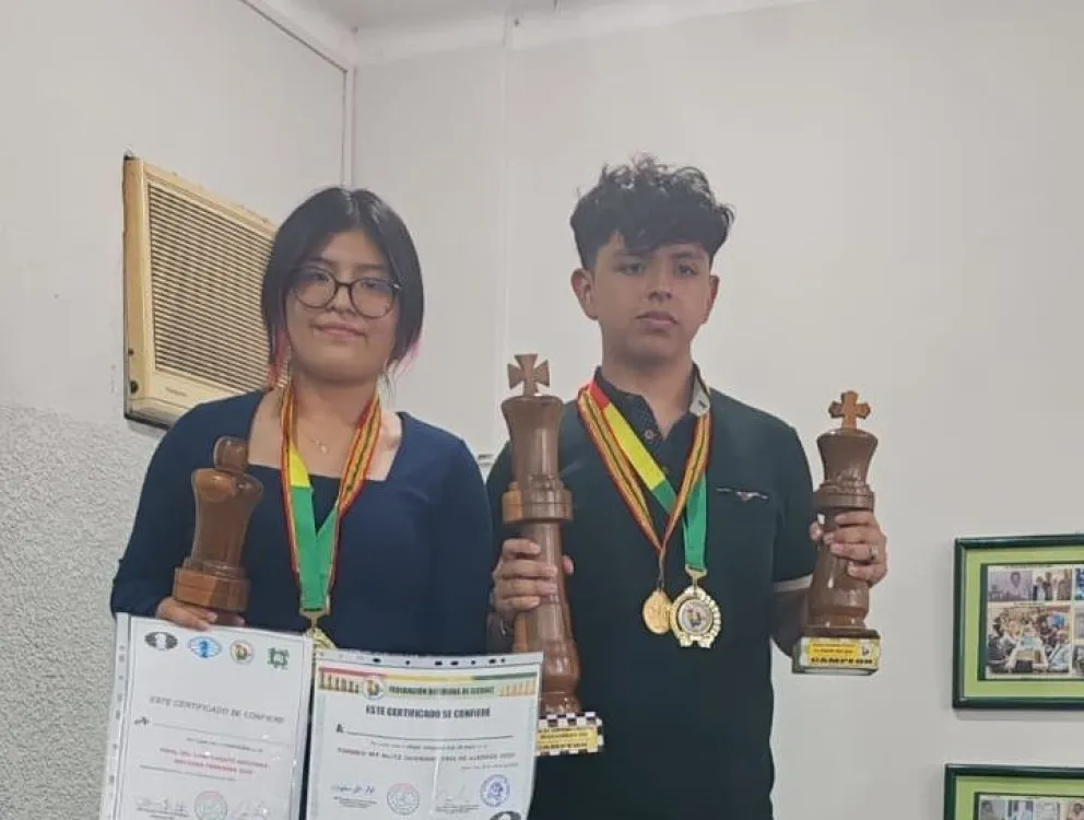 Mollo (izq.) y Ticona, con sus trofeos de campeones nacionales. Foto: Federación Boliviana de Ajedrez.
