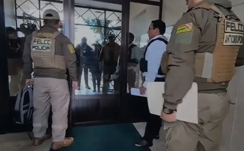 En fiscal de Santa Cruz Néstor Torrez en puertas del edificio donde se encuentra el departamento del expresidente Luis Arce. Foto: Captura de imagen