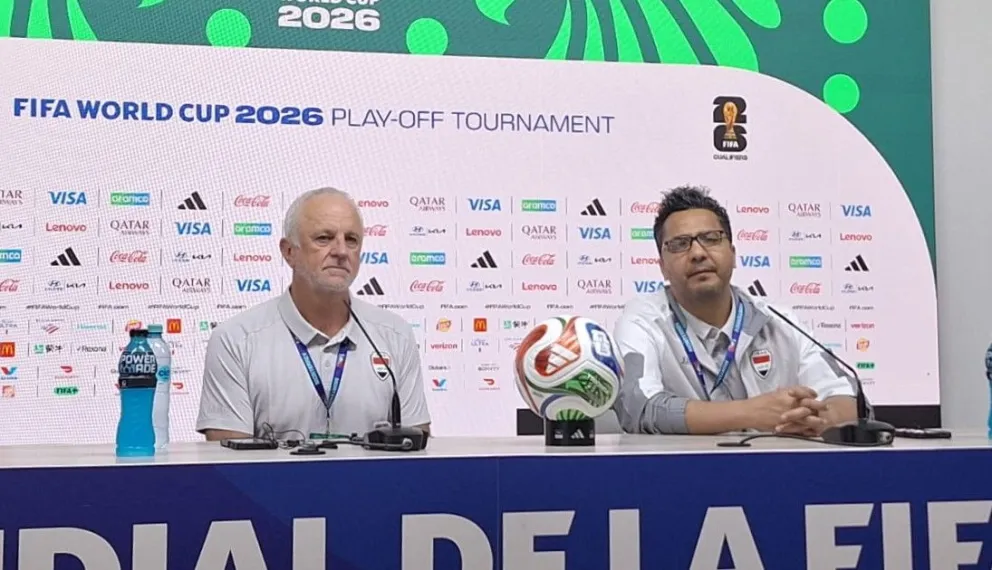 Graham Arnold (izq.) el entrenador del seleccionado iraquí en la conferencia de prensa. Foto: Sports 360