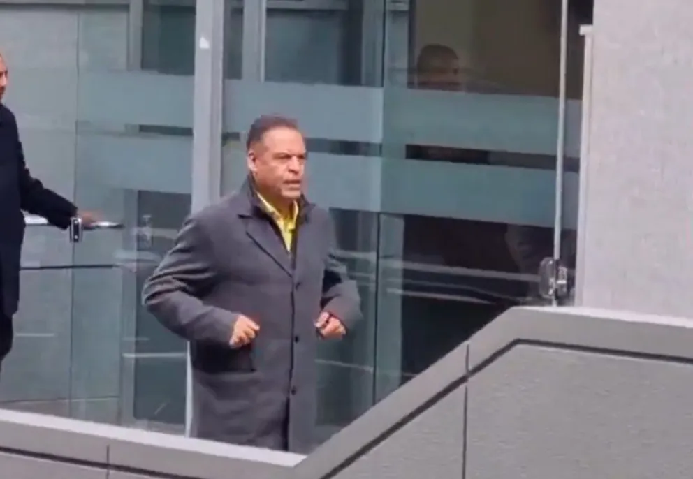 El candidato por Patria Sol, Luis Revilla, saliendo de Casa Grande del Pueblo. Foto: Captura de video 