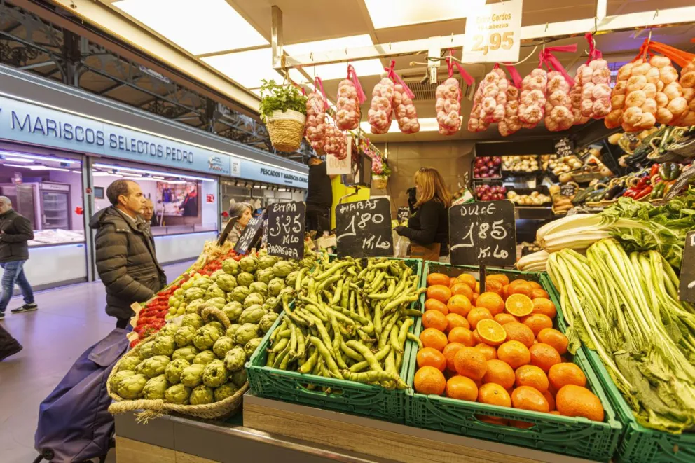 En la imagen de archivo un puesto de frutas y verduras en el mercado central de Zaragoza. Foto: EFE