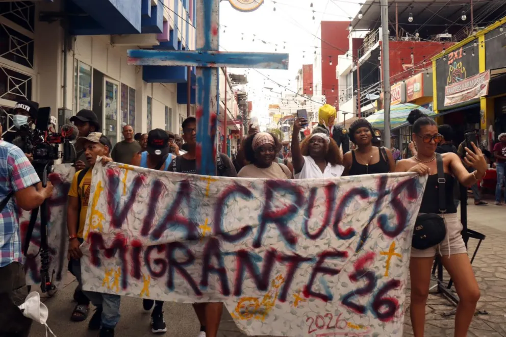 Migrantes participan en un viacrucis, este lunes en Tapachula, Chiapas (México). Foto: EFE 