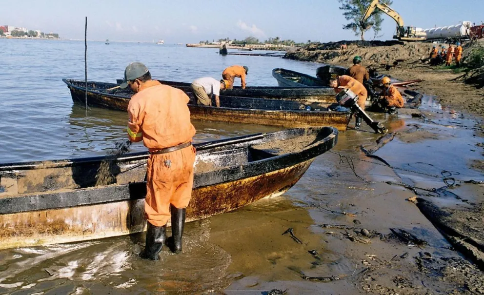 Trabajadores petroleros y pescadores contratados por la paraestatal Petroleos Mexicanos limpianen una zona de un derrame de crudo. Imagen de archivo. Foto: EFE
