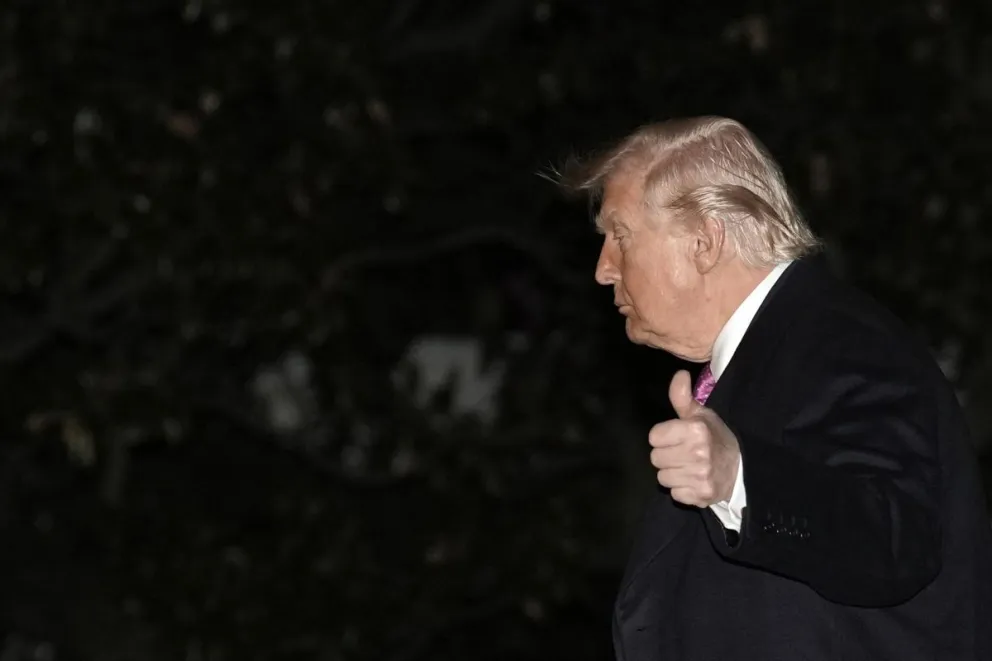 Donald Trump camina por el Jardín Sur de la Casa Blanca tras su regreso a Washington, el 29 de marzo. Foto: EFE