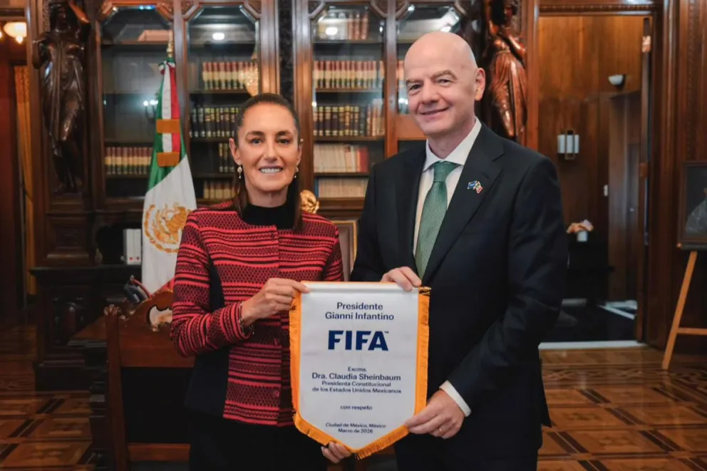 Claudia Sheinbaum, mandataria mexicana, y Gianni Infantino, presidente de la FIFA, al término de una reunión en Palacio Nacional en Ciudad de México. Crédito: EFE