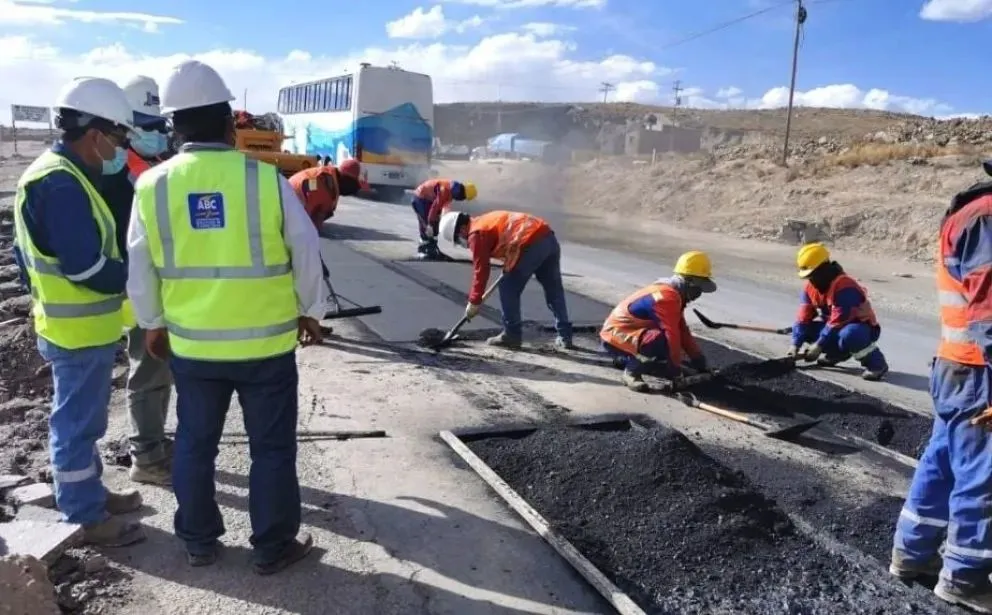 Trabajadores reponen carpeta asfáltica de una carretera como parte de la inversión pública. Foto: ABI