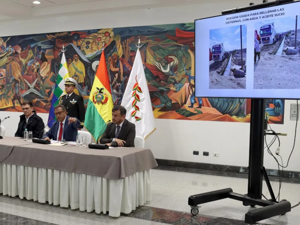 En la imagen expuesta en la conferencia se ve a un cisterna al lado de una acequia, donde reemplazaría el combustible faltante con agua y aceite. Foto: Gobierno 