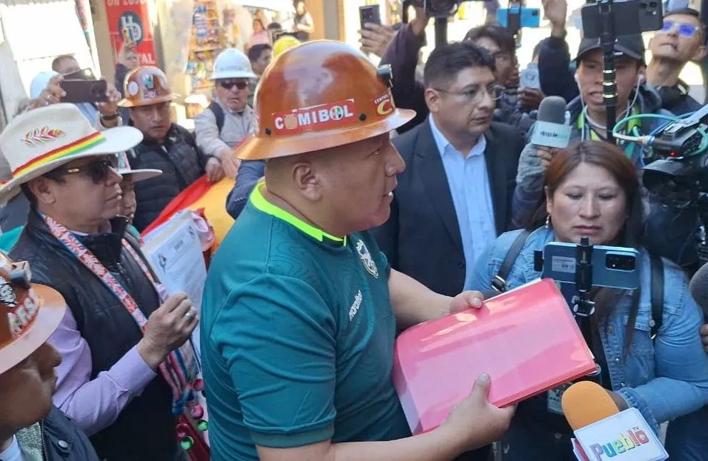 Mario Argollo, antes de presentar el pliego en la Casa Grande. Foto: Visión 360 