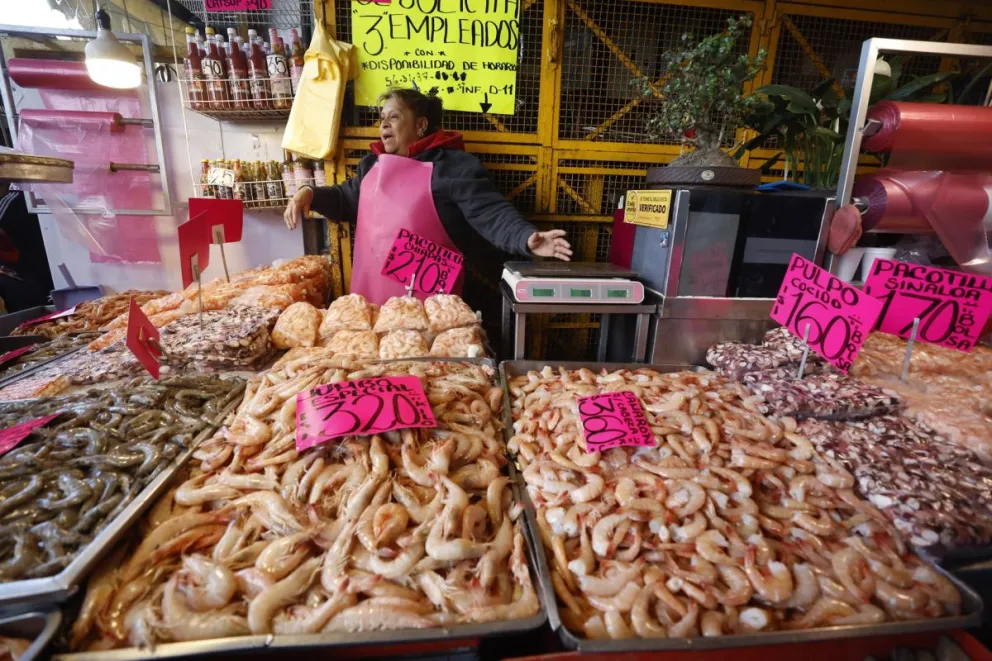 Una vendedora ofrece mariscos este lunes, en el mercado de la Viga en Ciudad de México (México). Foto: EFE