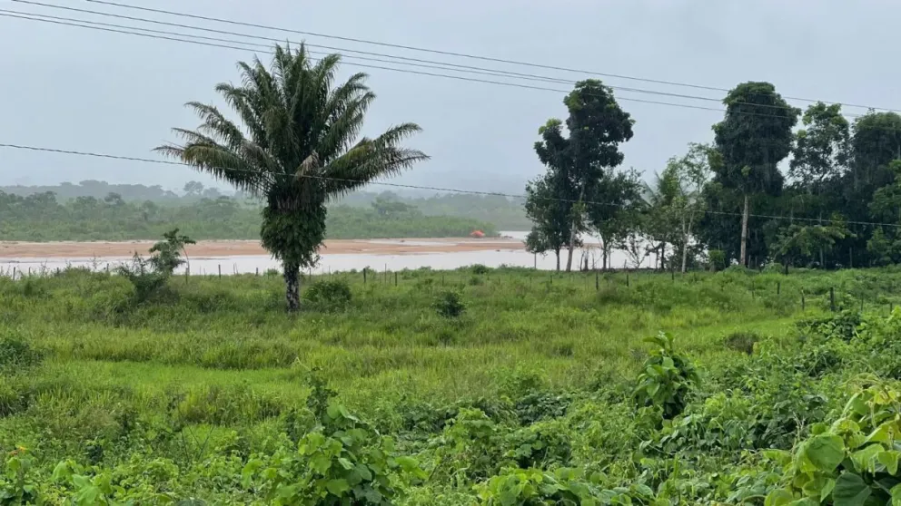 Las aguas del río Maniqui se encuentran cerca de la carretera San Borja–Yucumo y amenazan a las familias que habitan en Arenales, sector Dorotea. Foto: Prensa del senador José Roca.