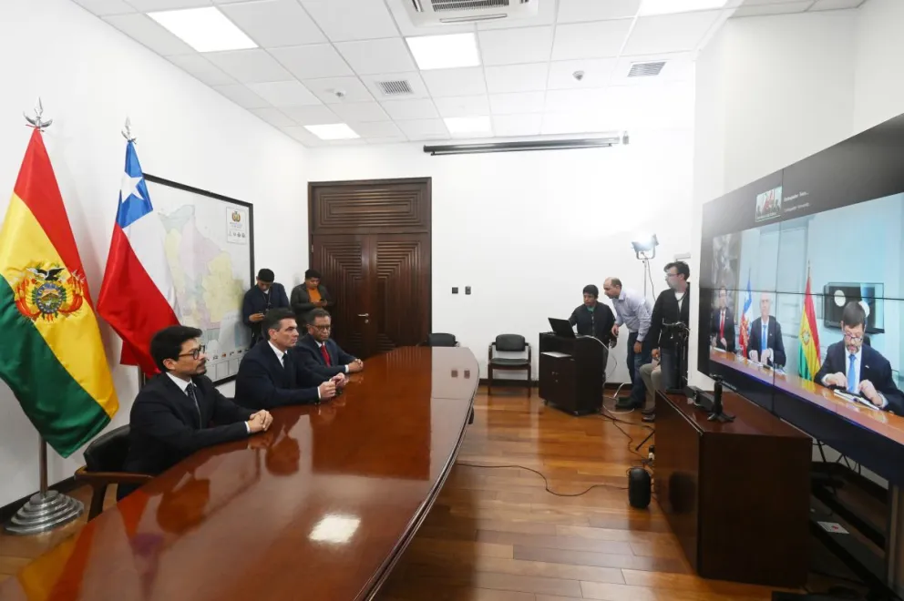 La reunión virtual entre los presidentes de Bolivia y Chile, Rodrigo Paz y  José Antonio Kast. Foto: DIRCOM