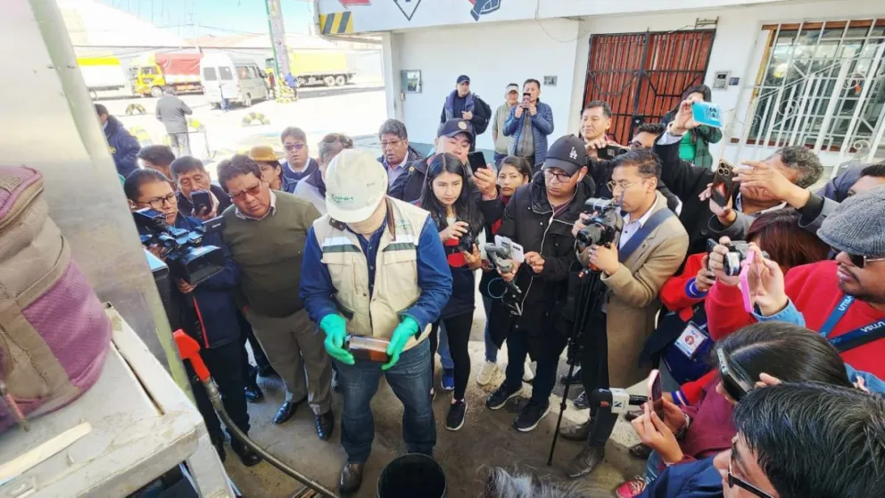 La UMSA informa que el análisis se realizó a solicitud de dirigentes del transporte de El Alto y que la institución acompañó la toma de muestras de combustible en una estación de servicio de la ANH. Foto: UMSA