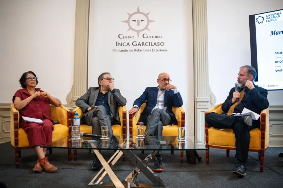 De izquierda a derecha, los escritores Irma del Águila, Pedro Llosa, Gustavo Rodríguez y Enrique Planas, durante el homenaje al escritor fallecido Mario Vargas Llosa este martes en Lima (Perú). Foto: EFE