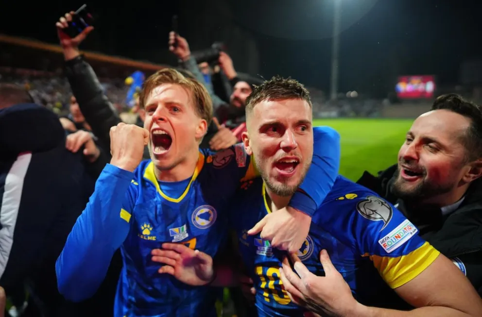 Los futbolistas de Bosnia y Herzegovia festejan uno de sus goles. Foto: EFE.