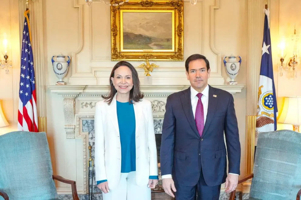Fotografía cedida por el Departamento de Estado de Estados Unidos donde aparece su secretario, Marco Rubio, y la líder opositora de Venezuela, María Corina Machado, posando durante una reunión este martes, en Washington (Estados Unidos). Foto: EFE