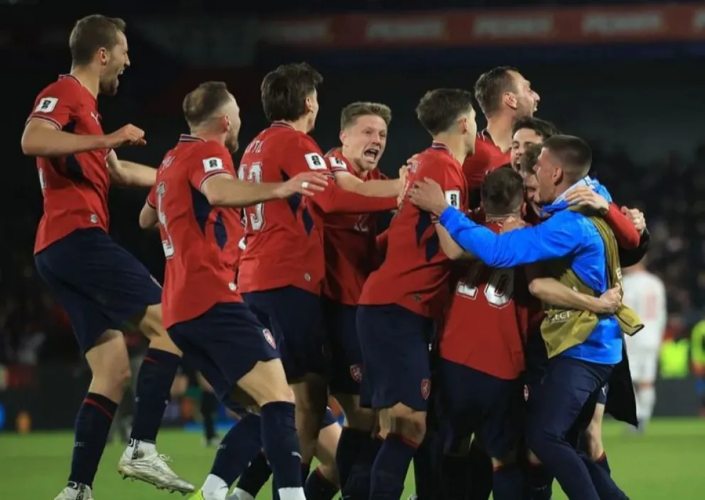 Los checos festejan durante el partido de este martes. Foto: EFE.