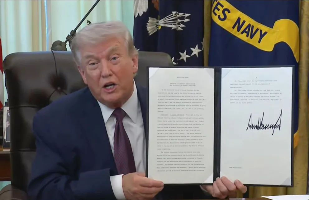 Captura de video tomada de una transmisión de La Casa Blanca del presidente de EE.UU., Donald Trump, durante la firma de una orden ejecutiva este martes, en Washington (EE.UU.). Foto: EFE