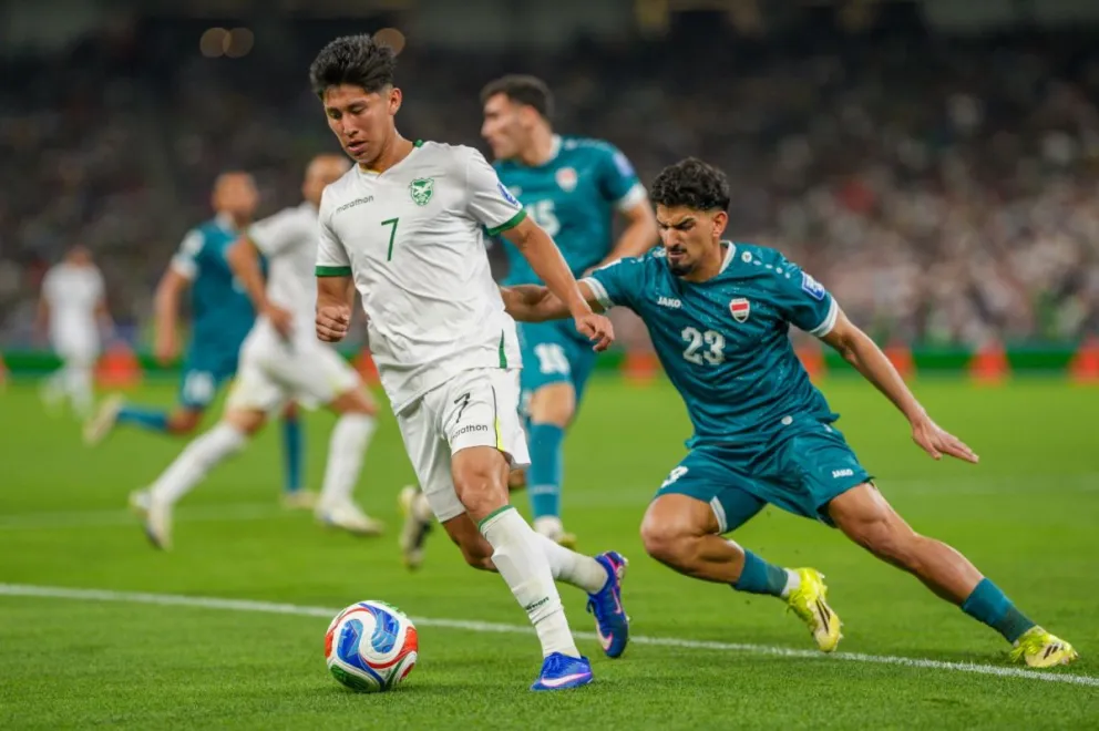 Terceros domina la pelota durante el cotejo con Irak. Foto: APG.