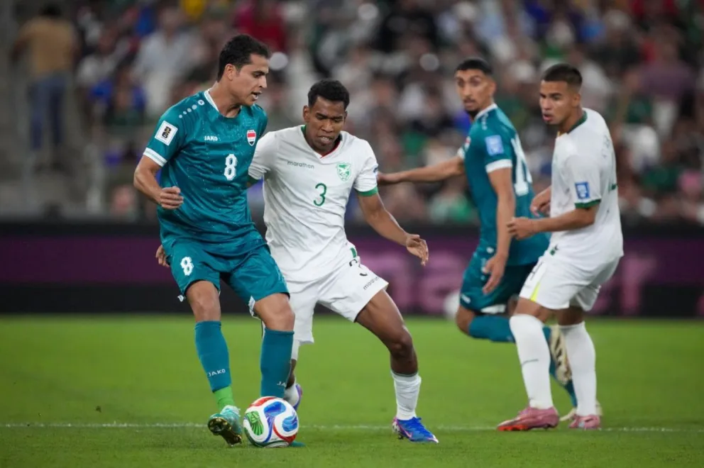 Diego Medina (centro) sale a la marca de Ibrahim Bayesch en el partido que se jugó en Monterrey. Foto: APG