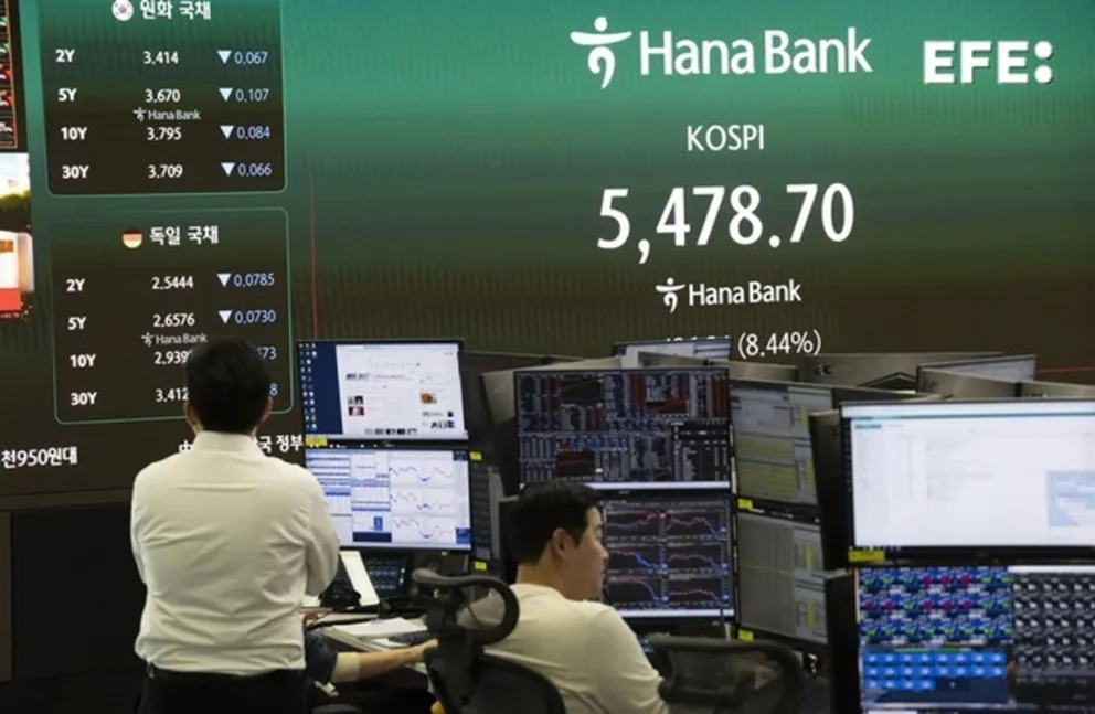 Operadores surcoreanos trabajan frente a monitores en el Banco Hana en Seúl, Corea del Sur, el 1 de abril de 2026. Foto: EFE 