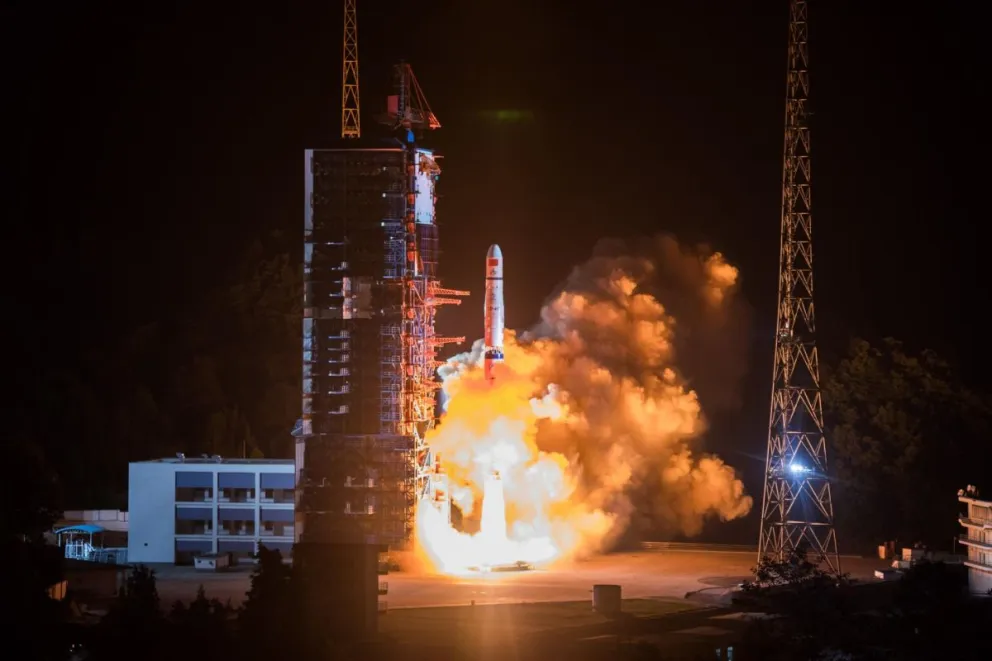 Lanzamiento del cohete Long March-4C con un satélite para establecer enlace de comunicación entre la Tierra y la sonda lunar Chang'e-4. Foto: EFE