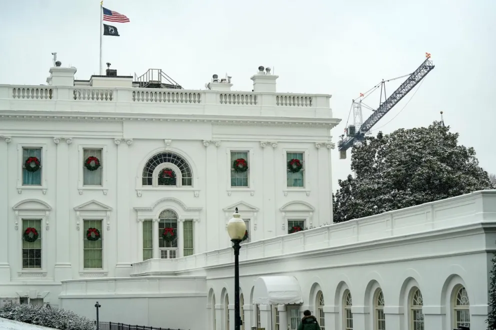Una grúa de construcción utilizada para edificar el nuevo salón de baile de la Casa Blanca se observa en los terrenos de la Casa Blanca. Foto: EFE
