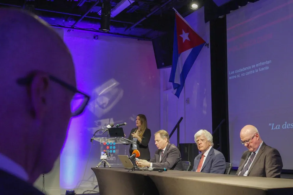 La periodista Gelet Martinez (c-i); el periodista Jeffrey Scott Shapiro (c-d); el periodista e historiador, David A. Satter (2-d); y el secretario general de la Asamblea de la Resistencia Cubana (ARC), Orlando Gutierrez-Boronat (d). Foto: EFE