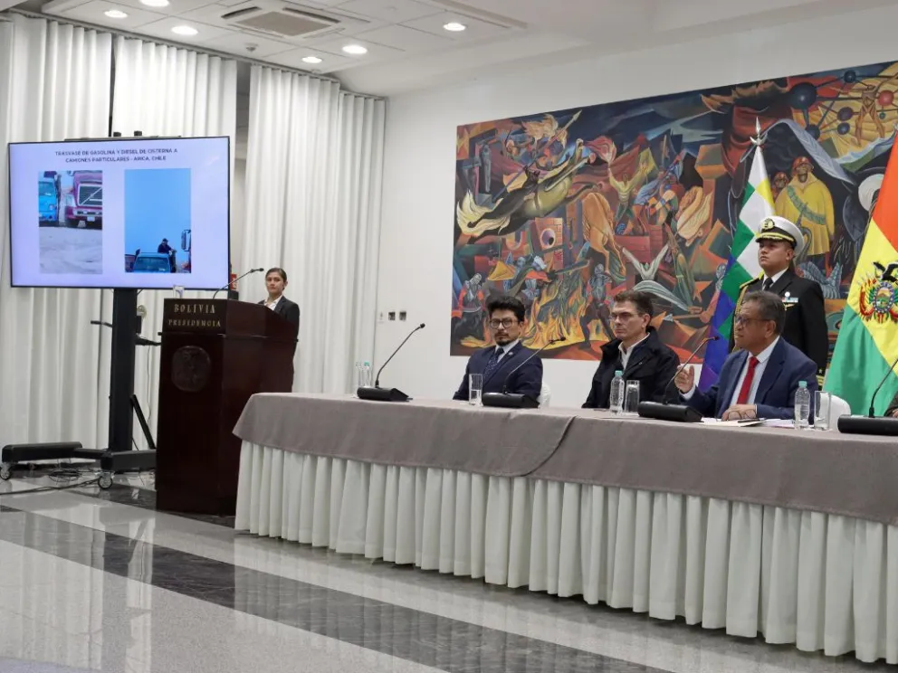 El presidente Rodrigo Paz y ministros denunciaron el trasvase de combustibles en garajes de Chile. Foto: Gobierno 