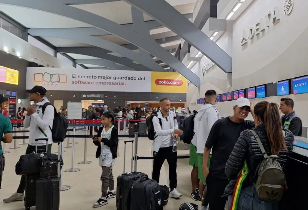 Jugadores de Always Ready en el aeropuerto antes de retornar al país. Foto: Sports 360.