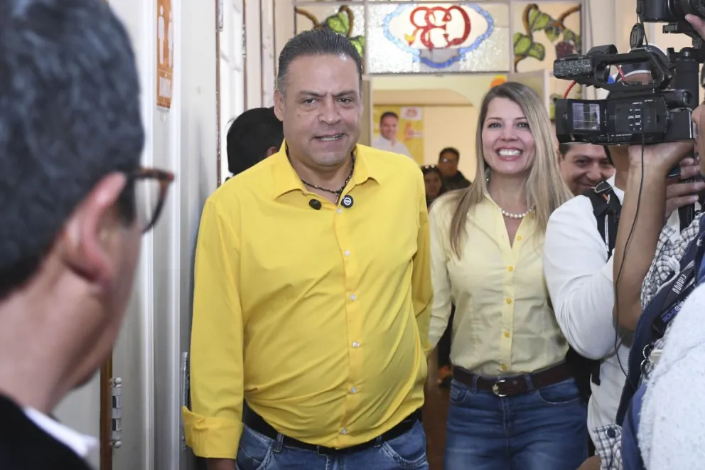 Luis Revilla junto a su esposa. Foto: APG 