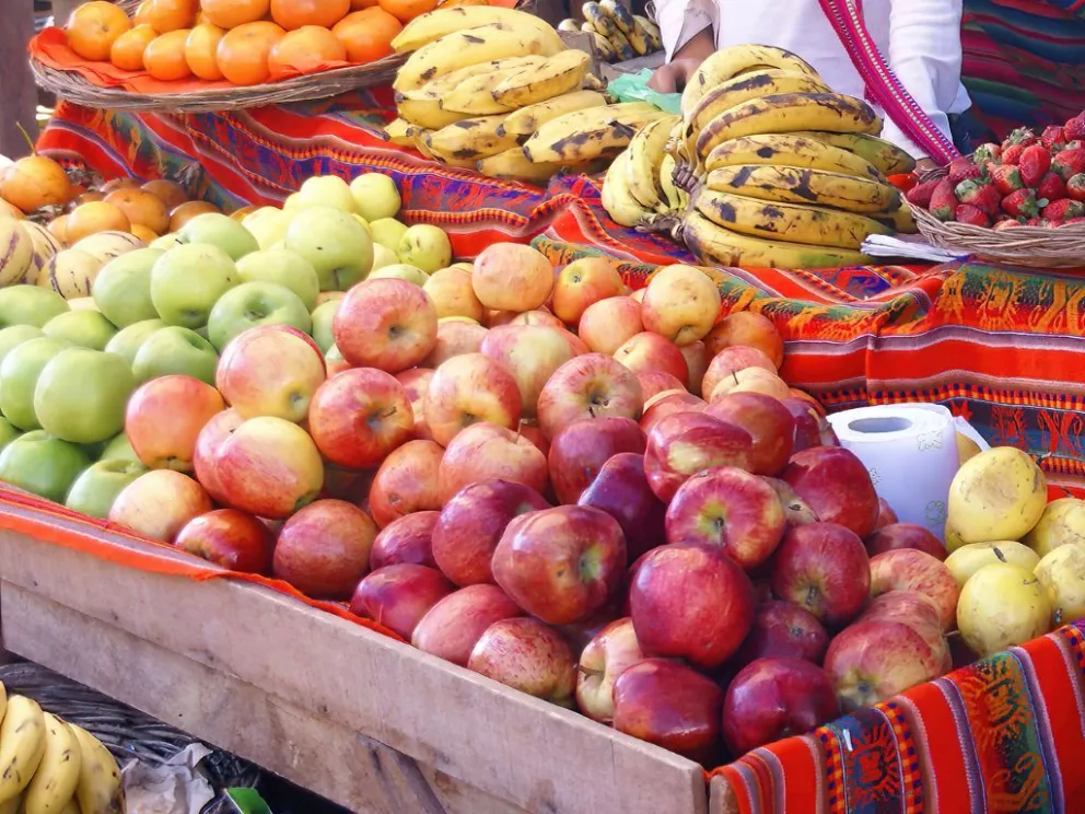 Un puesto de venta de frutas. 