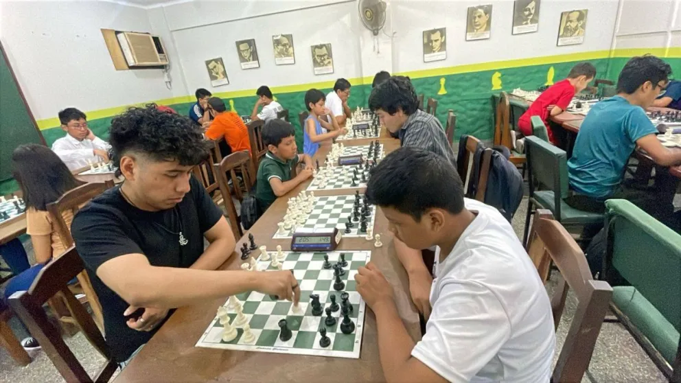 Varios pensadores durante el certamen. Foto: Federación Boliviana de Ajedrez.