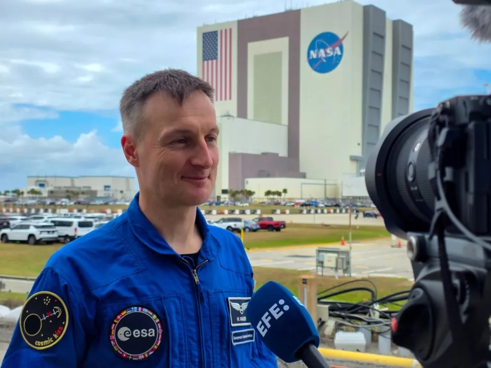 El astronauta de la Agencia Espacial Europea (ESA), el alemán Matthias Maurer habla durante una entrevista con EFE en el Centro Espacial Kennedy en Cabo Cañaveral, Florida (EE.UU.). Foto: EFE