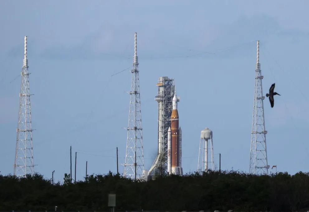 El cohete Space Launch System (SLS) que transporta la nave espacial Orion para la misión Artemis II se encuentra en la plataforma de lanzamiento 39B en el Centro Espacial Kennedy, en Titusville, Florida (EE.UU.). EFE/EPA/CRISTOBAL HERRERA-ULASHKEVICH