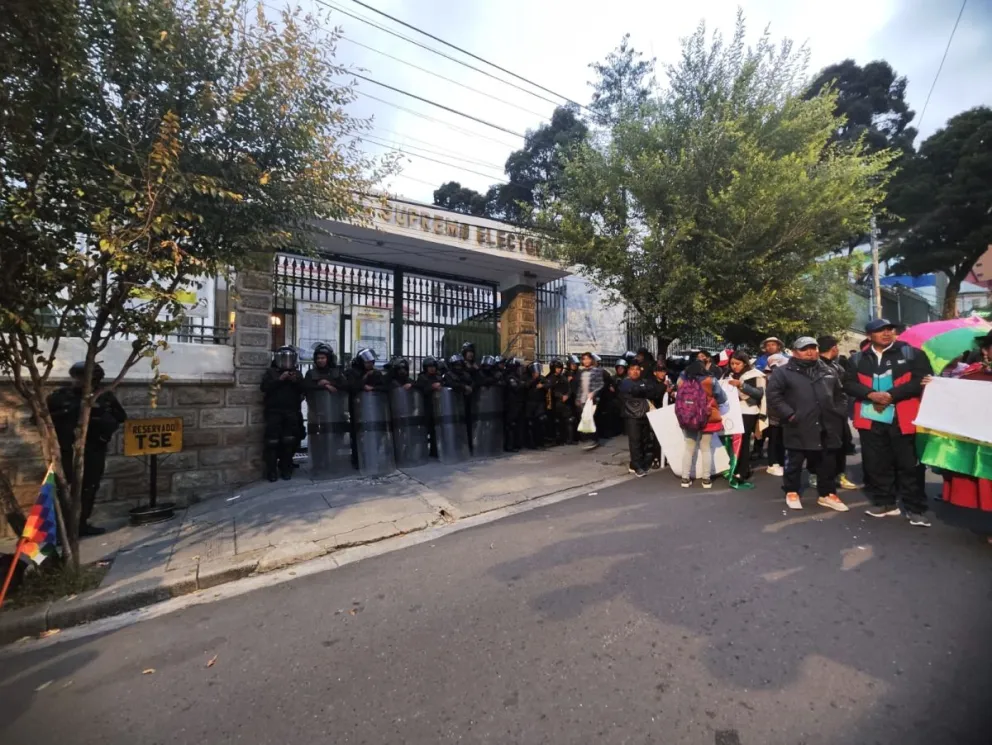 Las protestas comenzaron en horas de la tarde en las puertas del TSE. Foto: Paulo Lizárraga A.