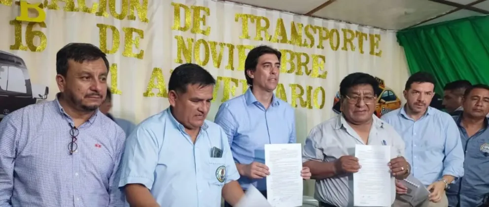 El ministro de Obras Públicas, Mauricio Zamora, asumió los compromisos de gestionar recursos para mejorar las carreteras y agilizar el resarcimiento por los daños causados por la gasolina desestabilizada, con los transportistas de Santa Cruz. Foto: Unitel