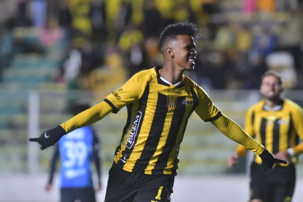 El colombiano Adrián Estacio festeja el tercer gol de The Strongest. Foto: APG