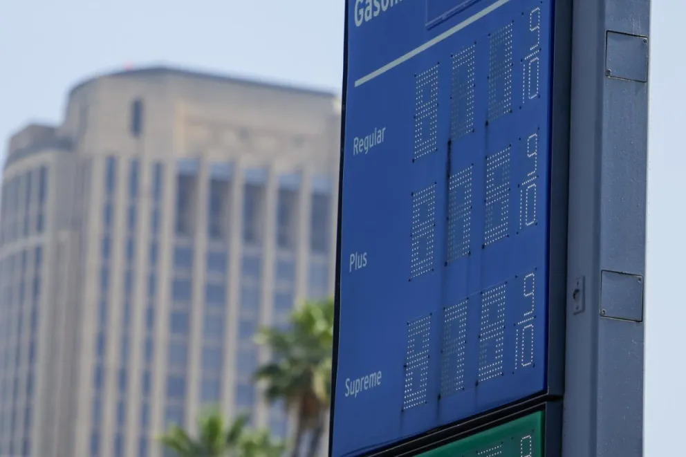 Un tablero con precios de gasolina en Los Ángeles (EEUU). Foto: EFE