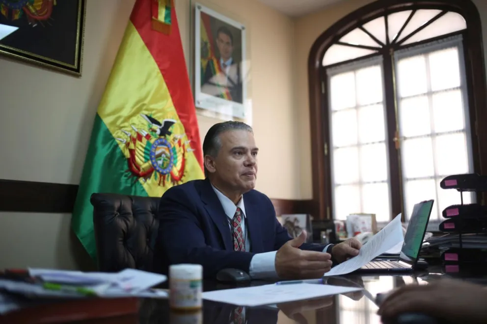 El zar antidroga de Bolivia, Ernesto Justiniano, habla durante una entrevista con EFE este miércoles, en La Paz. Foto: EFE