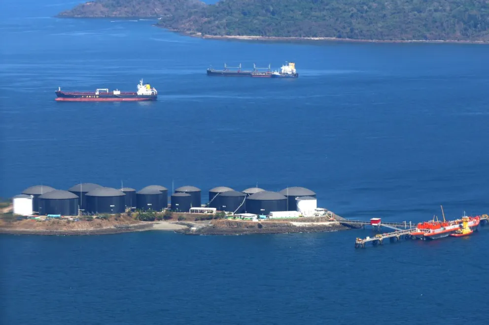 Tanques de almacenamiento de combustible en Isla Melones (Panamá). Foto: EFE